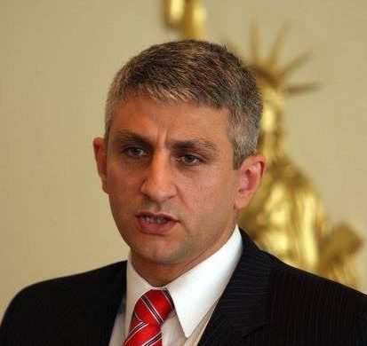 UK LUSHI: Një zonjë për Mitrovicën!