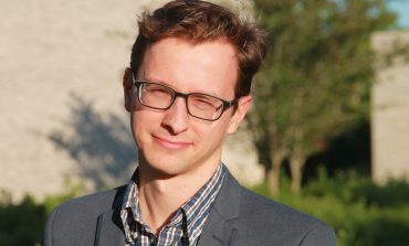 JASMIN MUJANOVIÇ: Si qeverisin elitat e Ballkanit duke prodhuar skandale