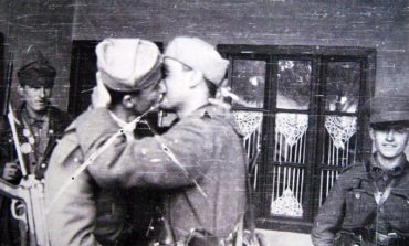 KASTRIOT DERVISHI: Fotot e puthjes së famshme në buzë, kush janë dy partizanët shqiptarë që “shokuan” rrjetin