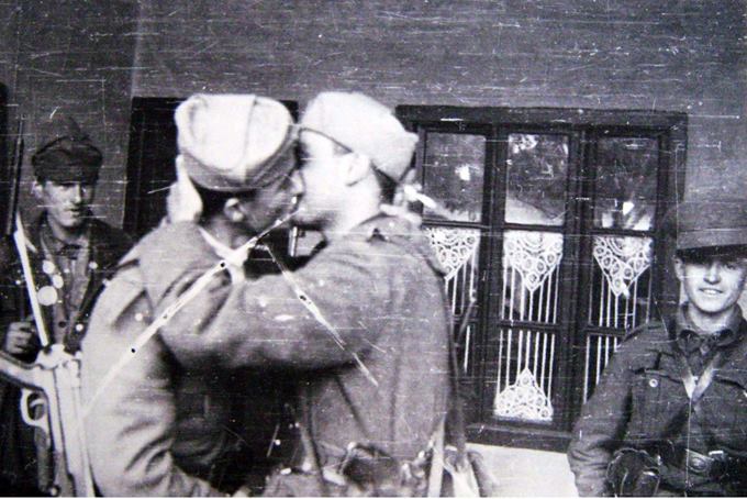 KASTRIOT DERVISHI: Fotot e puthjes së famshme në buzë, kush janë dy partizanët shqiptarë që “shokuan” rrjetin