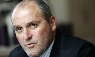 VETON SURROI: Viti i nëntëmbëdhjetë me tri rrëfime mjegulle