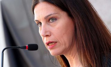MIRELA KUMBARO/ (Robert Ndrenikës) Heshtët kur Teatri u kthye në lokal me tym lojërash fati e bingoje, tani…