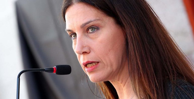 MIRELA KUMBARO/ (Robert Ndrenikës) Heshtët kur Teatri u kthye në lokal me tym lojërash fati e bingoje, tani…