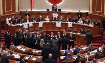 ARBEN MANASTERLIU/ E gjithë politika shqiptare është GAY