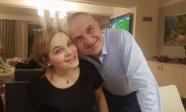 Me qetësi e dashuri, thoshte Meta. Me këpucë e histeri, thotë Mona
