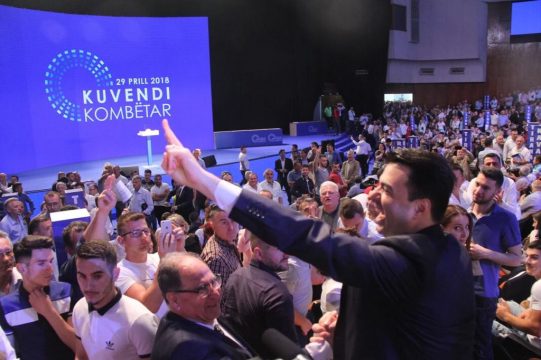 Partia Demokratike, gjyshi im anti-komunist dhe unë filloristi