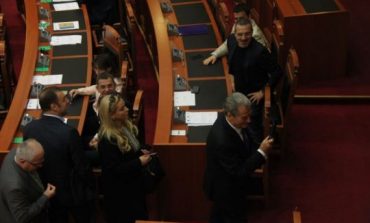 Opozita nuk rri dot në një sallë me Tahirin, por ka në gjirin e saj Mr .700.000 € dhe Monikën