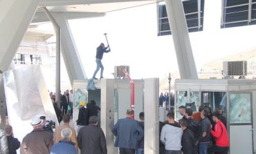 ANI RUÇI/ Shqipëri, protestë e dhunshme kundër taksës në "Rrugën e Kombit”