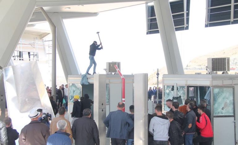 ANI RUÇI/ Shqipëri, protestë e dhunshme kundër taksës në “Rrugën e Kombit”