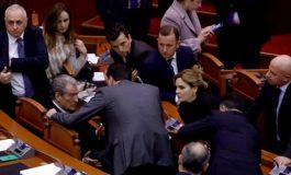 ARTUR AJAZI/ Mbyllet tenderi i protestuesve