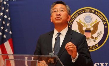 Ikën Lu, politika amerikane mbetet