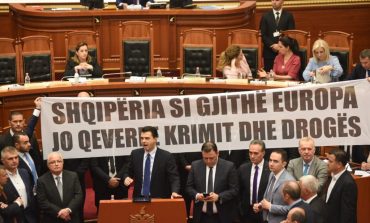 Karagjozi i SHQUP-it që bëri si vetja gjithë opozitën
