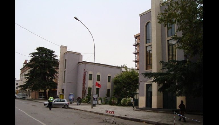 MENTOR KIKIA/ Kur kauza bie përpara ndërtesës së kalbur të Teatrit