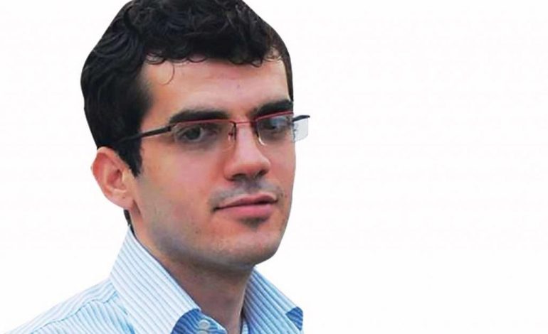 NAMIR LAPARDHAJA/ Korrigjues mendjekyçur me çelës në qafë