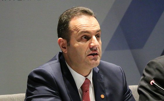 EDMOND ARIZAJ/ Adriatik Llalla dhe "peshqit e mëdhenj" në akuarium