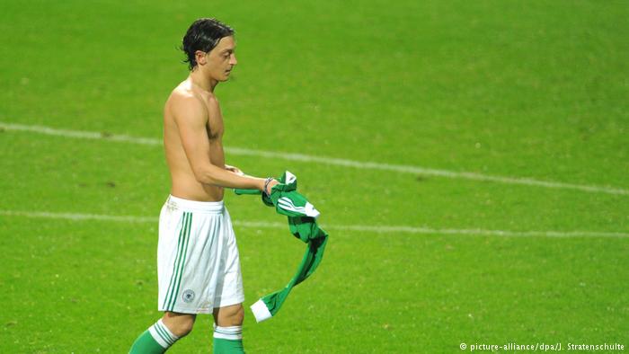 MAXIMILIANE KOSCHYK/ Futbolli dhe politika – rasti Özil