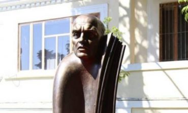 VISAR ZHITI/ “Pjetër Arbnori”- Një dukuri e veçantë, nga i burgosur në kryeparlamentar e tani statujë…