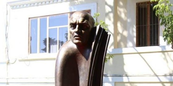 VISAR ZHITI/ “Pjetër Arbnori”- Një dukuri e veçantë, nga i burgosur në kryeparlamentar e tani statujë…