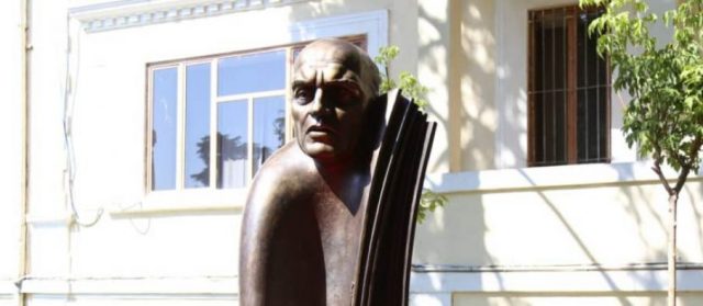 VISAR ZHITI/ “Pjetër Arbnori”- Një dukuri e veçantë, nga i burgosur në kryeparlamentar e tani statujë…