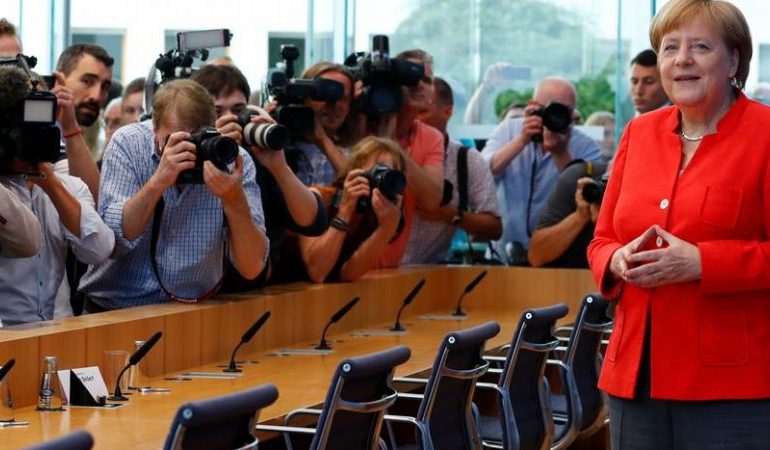 JENS THURAU/ Përse gëzohet kancelarja Angela Merkel në pushimet e verës?