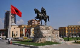 DUSICA TOMOVIC/ "Skëndërbeu” fut në sherr politikën e Malit të Zi