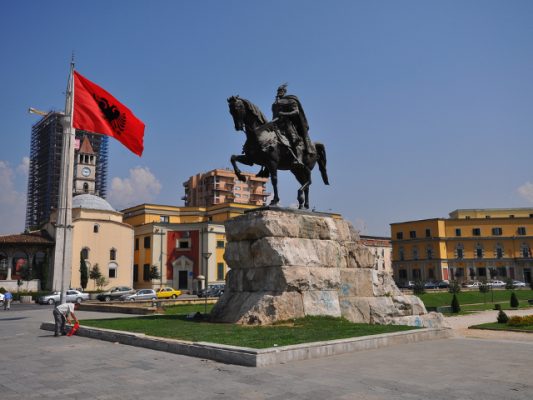 DUSICA TOMOVIC/ “Skëndërbeu” fut në sherr politikën e Malit të Zi
