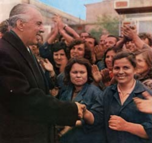 “Lufta kundër kulakëve”/ Enver Hoxha: Bijës së tradhtarit, të mos i merret foshnja