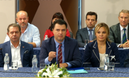 ARTUR AJAZI/ Parlamenti shëtitës i opozitës, u bë gazi botës