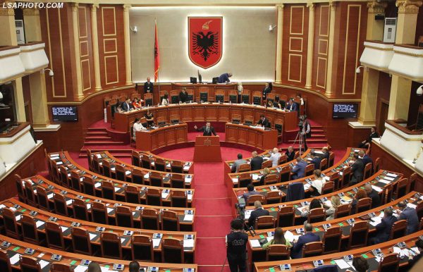 ANALIZA/ Si u kap parlamenti shqiptar nga industria e bixhozit