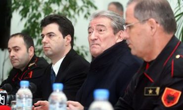 FLOGERT MUÇA/ Opozita midis kallashit të grekut dhe çadrave të 21-janarit