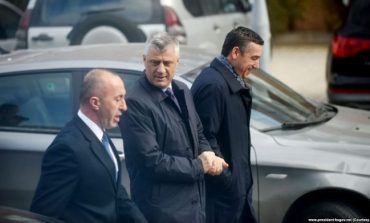 Enver Robelli/ Njëri thumbit, tjetri patkoit