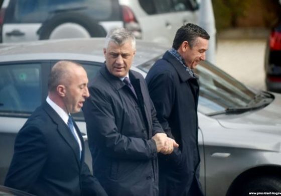 Enver Robelli/ Njëri thumbit, tjetri patkoit