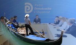 MERO BAZE/ Një “gondola” veneciane, për t’u kthyer pa lagur në Kuvend