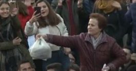 ÇAPAJEV GJOKUTAJ/ Nëna, protestuesit dhe shpresa