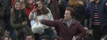 ÇAPAJEV GJOKUTAJ/ Nëna, protestuesit dhe shpresa