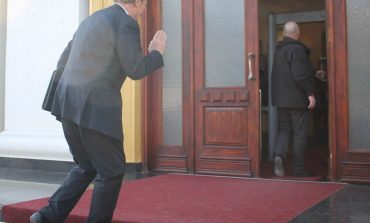 KRESHNIK SPAHIU/ Dy pyetje për Berishën: Gënjen për Revolucionin, apo s’të vjen askush prapa?