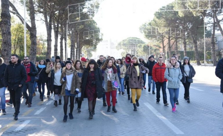 KRESHNIK SPAHIU/ 10 arsye, pse ambasadorët nuk e mbështetën protestën studentore?