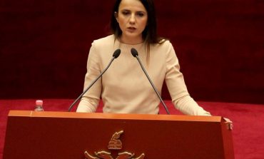 ANALIZA/ A po ecën Rudina Hajdari në gjurmët e të atit Azem, si rebele në PD?