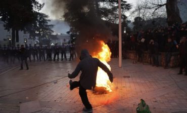 ARTUR AJAZI/ Gërdecarë dhe ofiqarë, të gjithë duan pushtetin