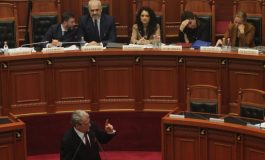 ALTIN KETRO/ Gjuha e shthurur në Kuvend dhe pyetja: i kujt është faji?