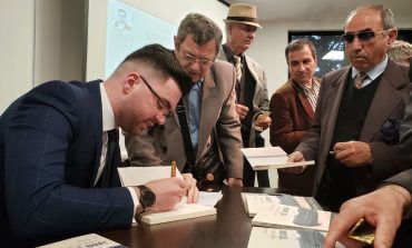 "NË GJURMËT E DRITËROIT"/ Libri i gazetarit bën bashkë politikën, arsimin dhe biznesin