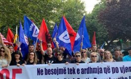 ARTUR AJAZI/ Opozitë me…. flamuj