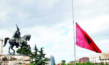 ASTRIT PATOZI/ Reflektim për ditën e flamurit në gjysëm shtizë