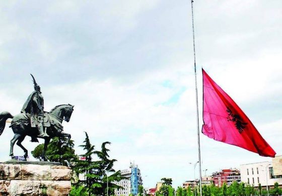 ASTRIT PATOZI/ Reflektim për ditën e flamurit në gjysëm shtizë