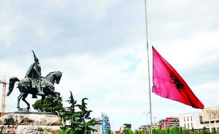 ASTRIT PATOZI/ Reflektim për ditën e flamurit në gjysëm shtizë