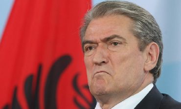 ARTUR AJAZI/ Sa shpejt harruat kohën, kur rriheshin e kërcënoheshin gazetarët?