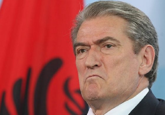 ARTUR AJAZI/ Sa shpejt harruat kohën, kur rriheshin e kërcënoheshin gazetarët?