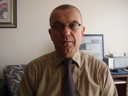 ARTUR AJAZI/ Ish-deputetët e PD, rrinë e rrinë, dhe i fusin një xhiro andej nga çadrat