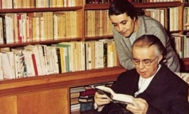 Libri i Nexhmije Hoxhës dhe pse akoma shesin lajmet me Enver Hoxhën