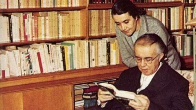 Libri i Nexhmije Hoxhës dhe pse akoma shesin lajmet me Enver Hoxhën